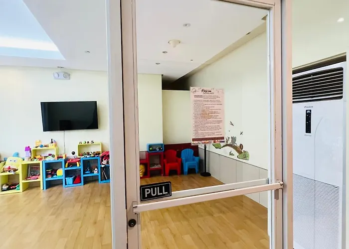 Alex Staycation In Bgc Aparthotel 4*