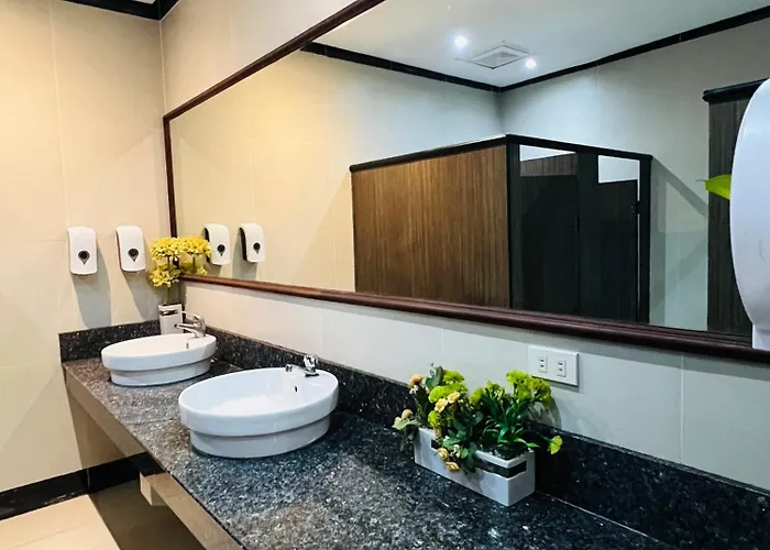 Alex Staycation In Bgc Aparthotel 4*